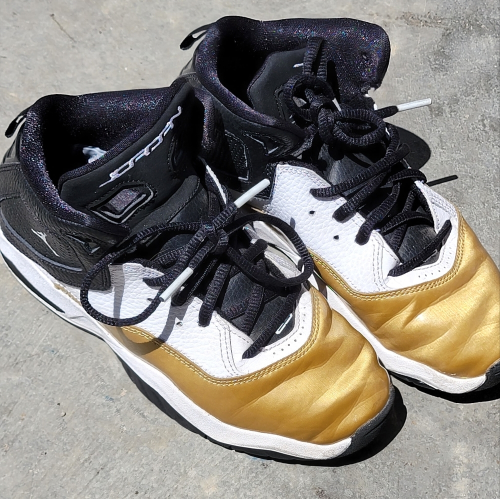 Boys Jordan B Loyal Black and Gold Size 3